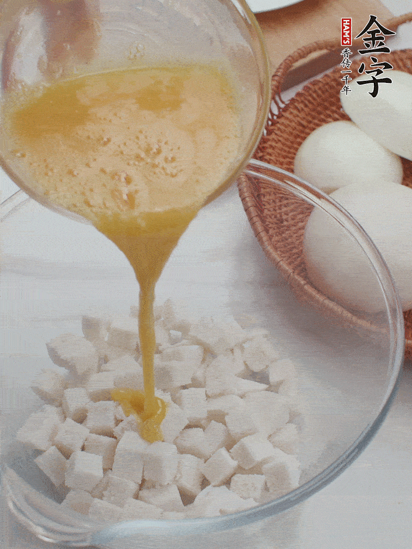 切碎的饅頭丁加入1/3蛋液拌勻。