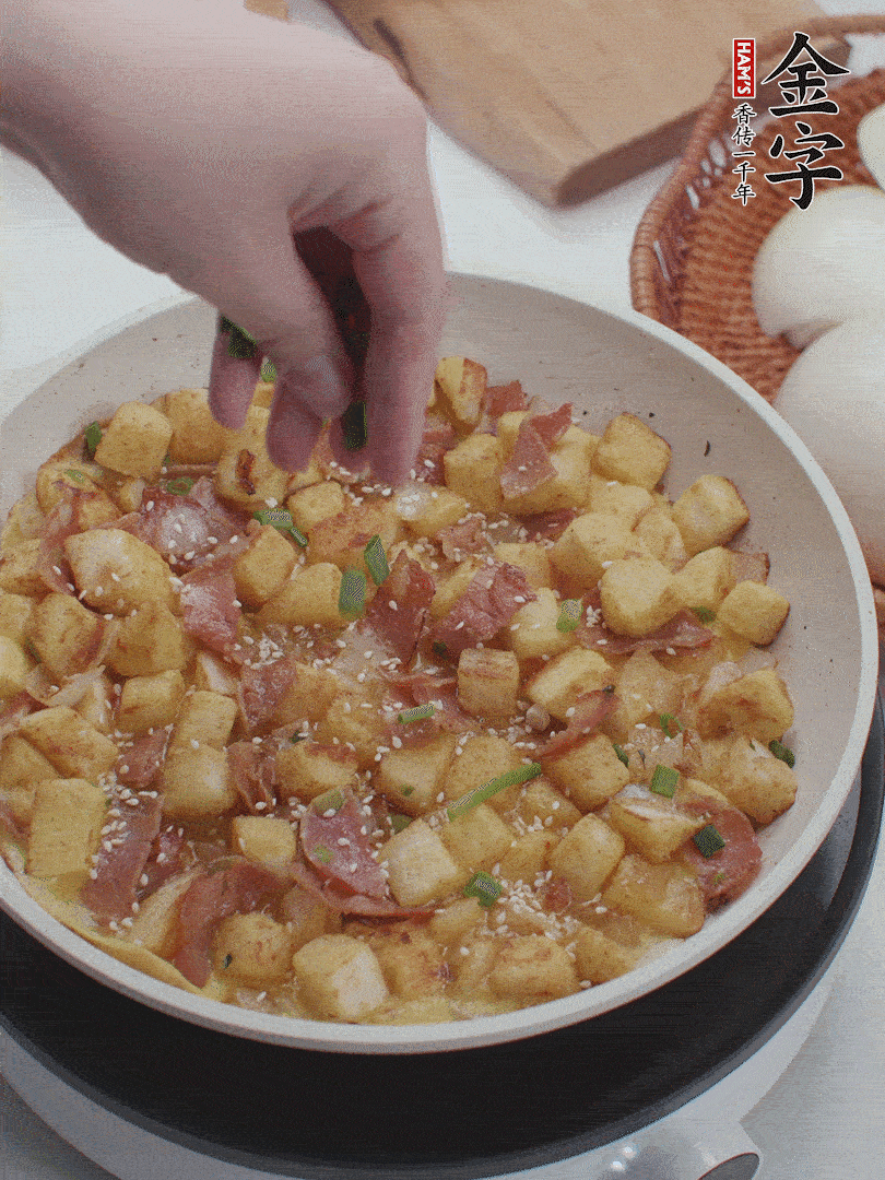 淋入剩余蛋液，蛋液凝固，撒上蔥綠和熟芝麻。