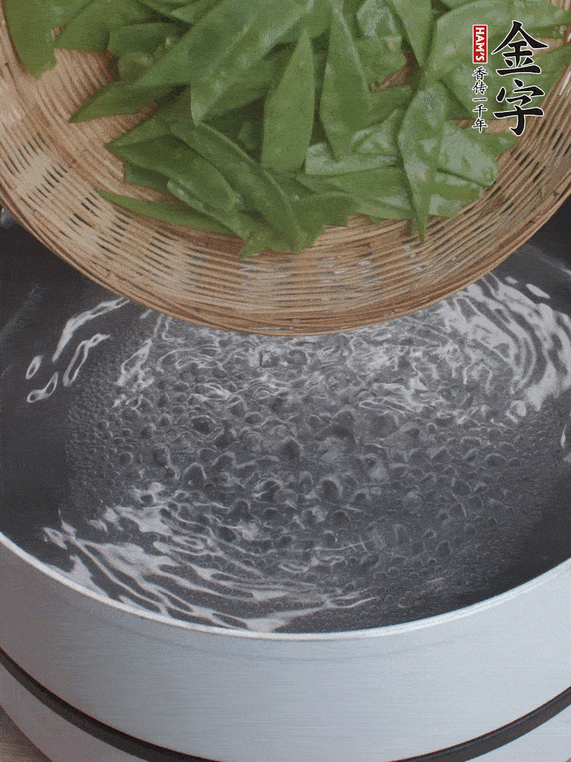 甜豆莢撕掉老筋，斜切兩半，焯水1分鐘。
