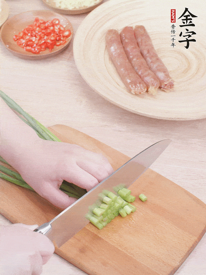 蒜苔切丁，蔥姜蒜切小丁，小米辣切圈。