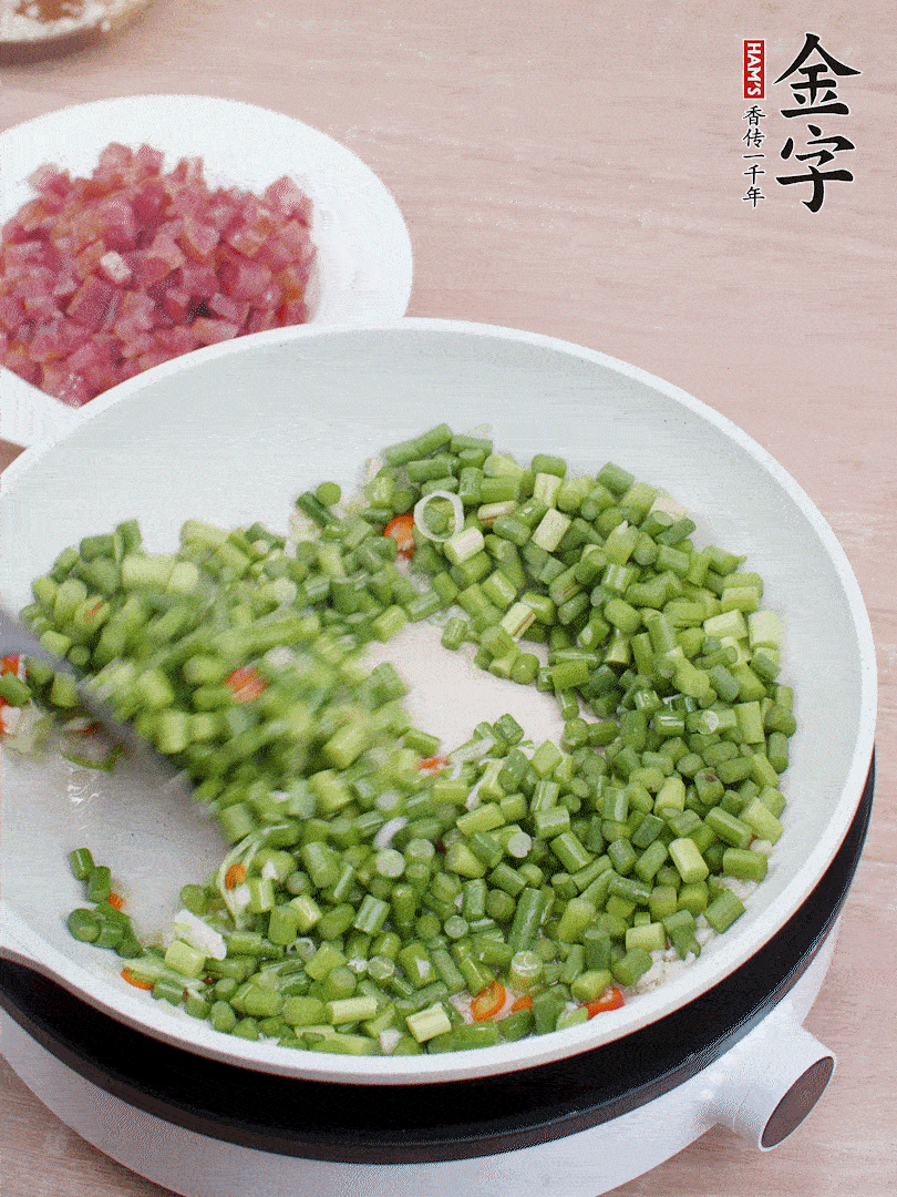 下蒜苔丁、一點(diǎn)鹽翻炒。