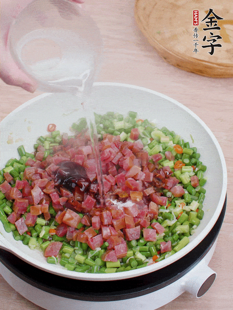 放香腸丁、1勺老抽、1勺蠔油、1/3勺白糖、少許清水炒至斷生。