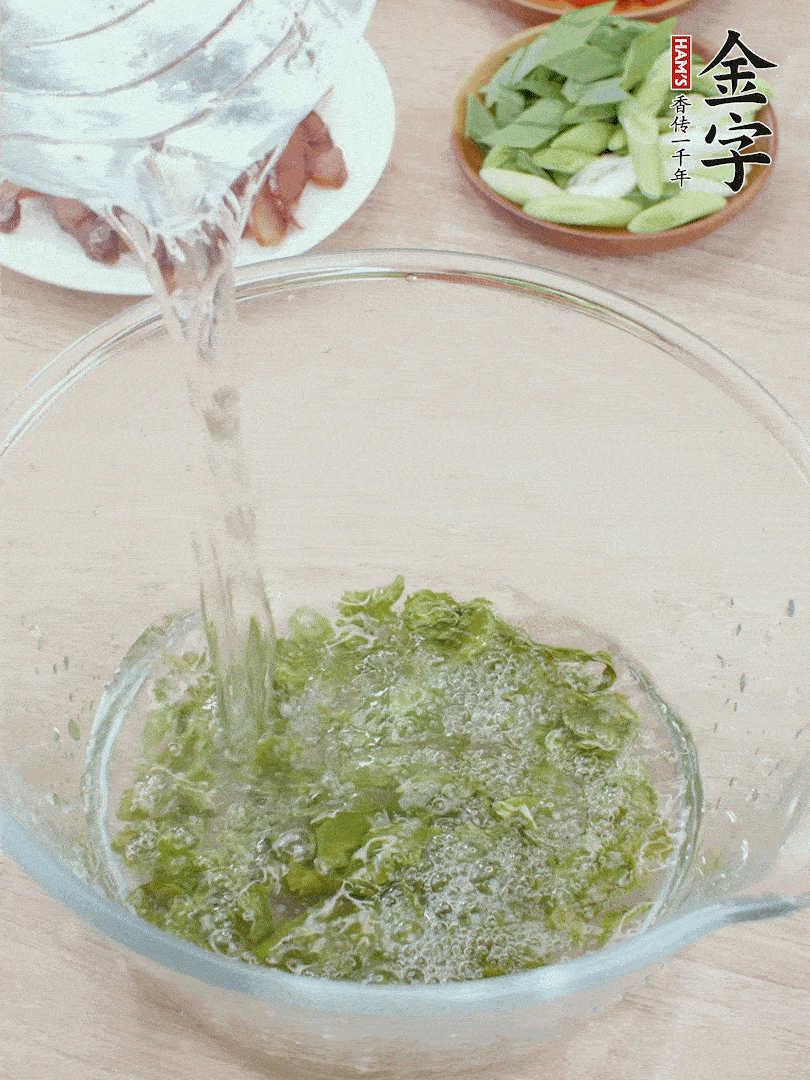 萵筍干溫水泡2小時(shí)，青紅辣椒切圈，姜切片，青蒜斜切段。