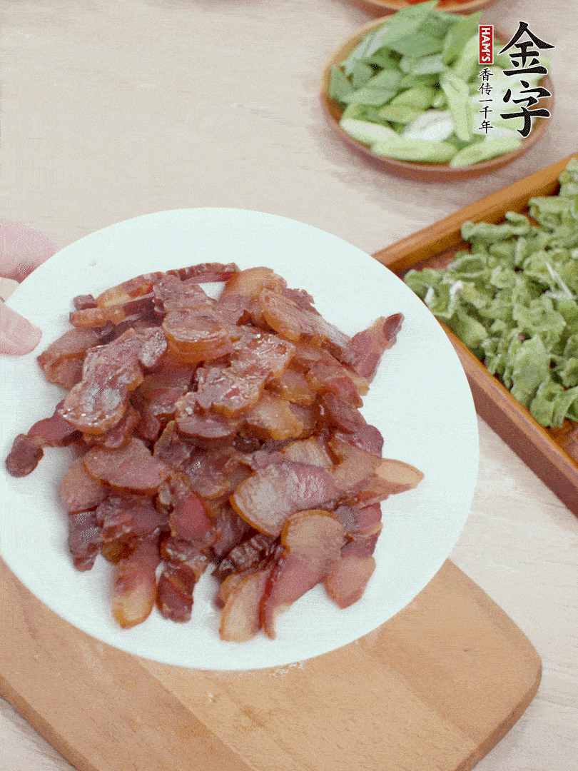 臘肉水煮15分鐘，切薄片。