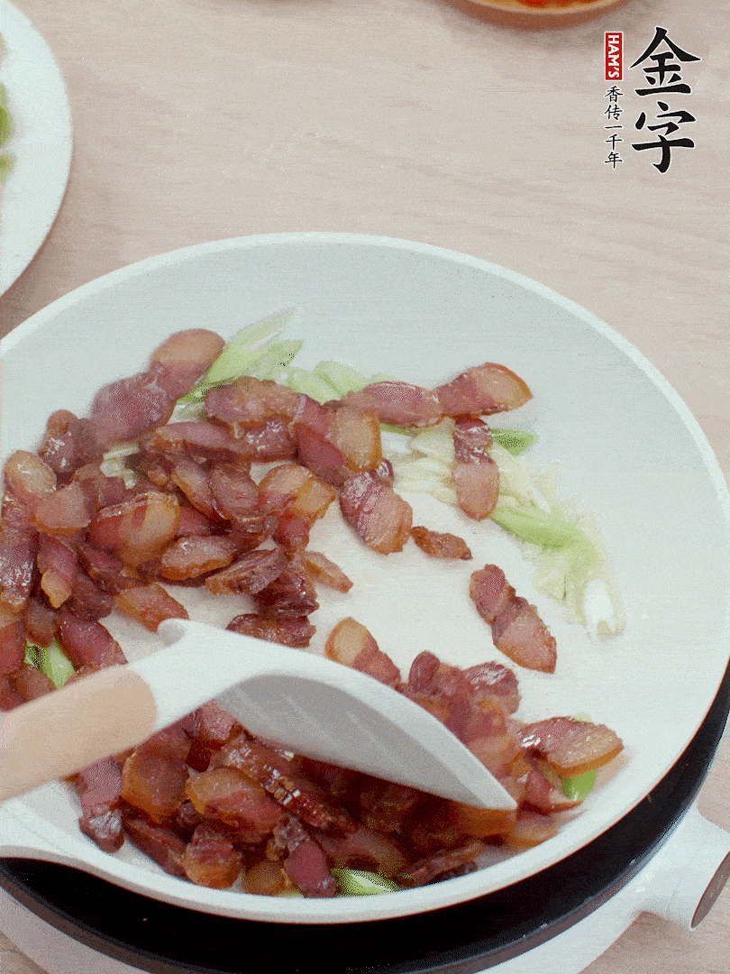 鍋中少許油，姜、蒜白爆香，下臘肉煸出油脂。
