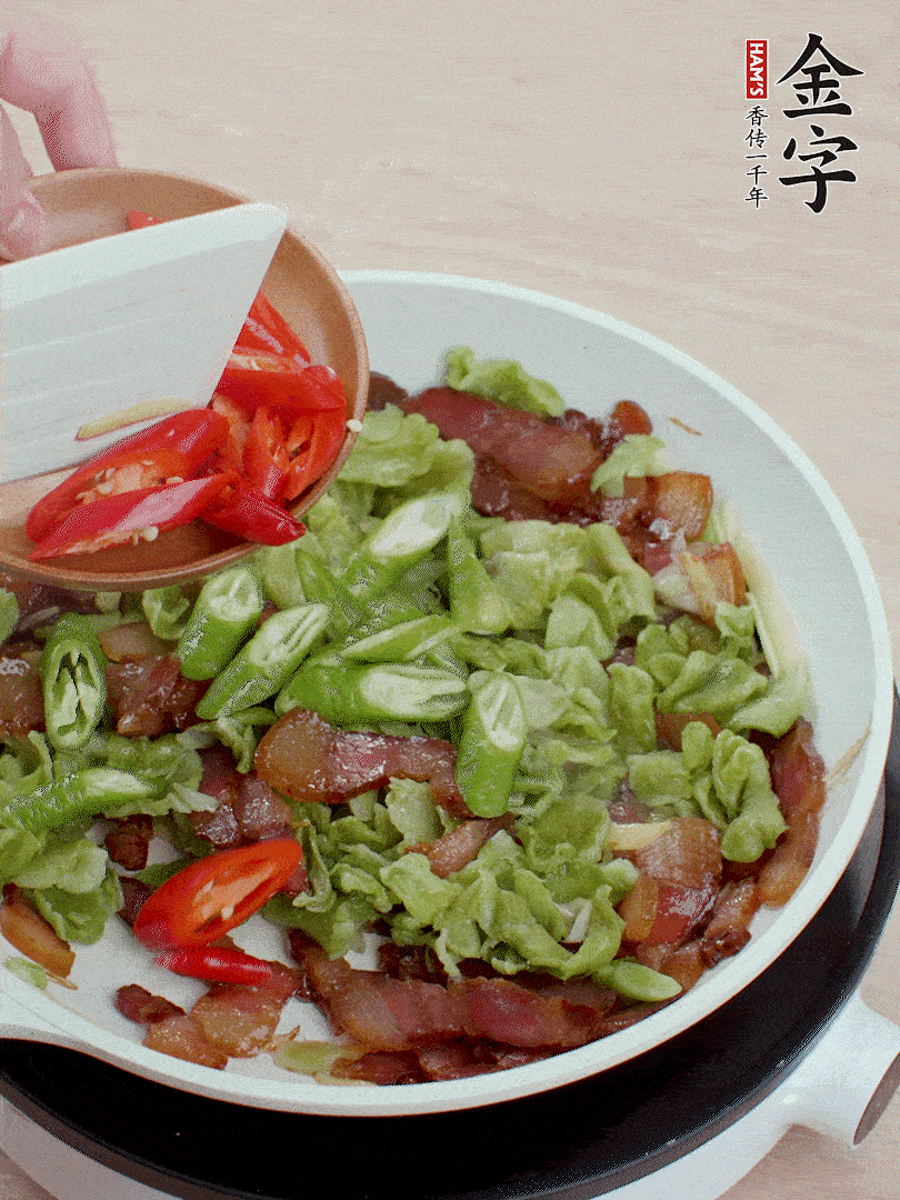 放萵筍干、青紅椒圈爆炒1分鐘。