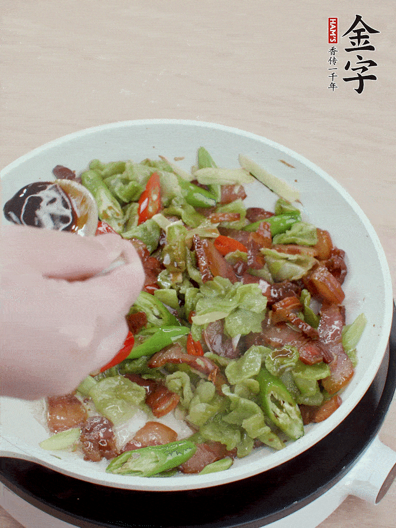 2勺生抽調(diào)味，最后撒蒜葉。