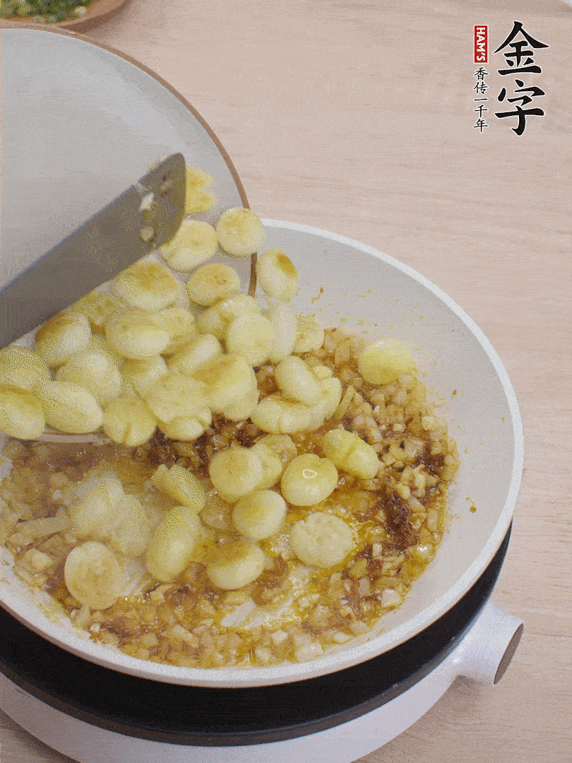 下小土豆翻炒均勻。