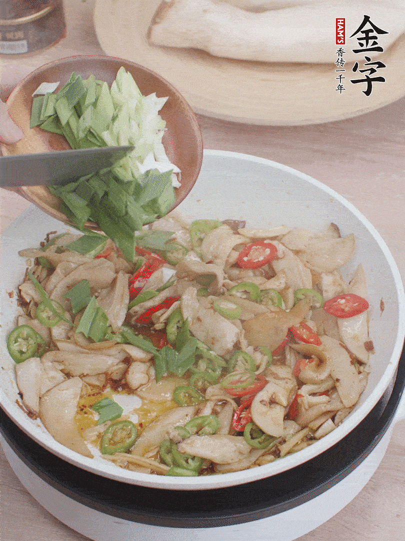 淋少許料酒、最后放大蒜葉。