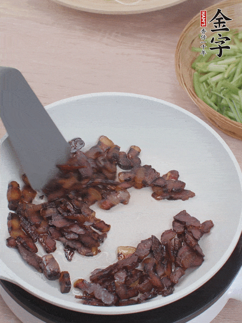 起鍋熱油，煸香醬油肉。