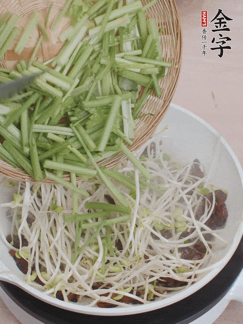 下豆芽、香芹翻炒均勻。