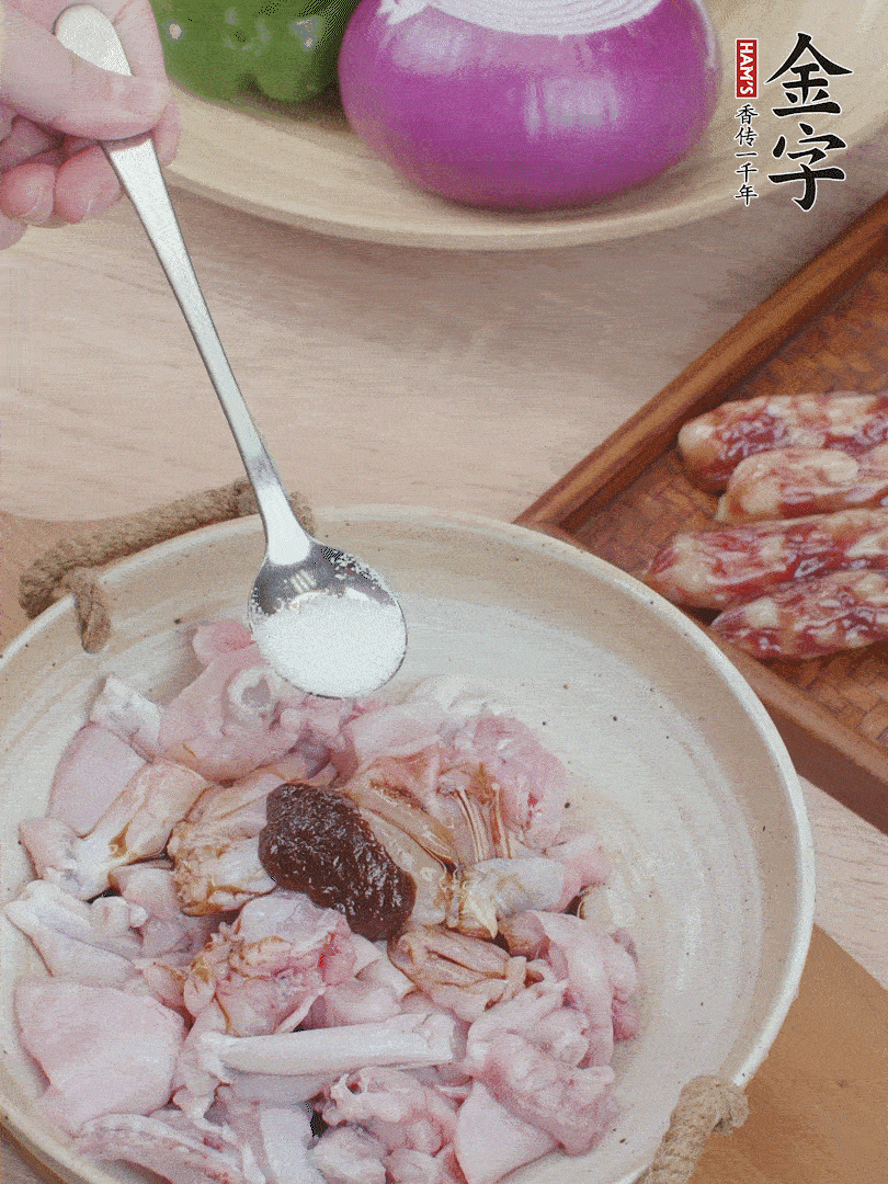 牛蛙塊加1勺柱候醬、1勺生抽、1/3勺白砂糖腌漬20分鐘。