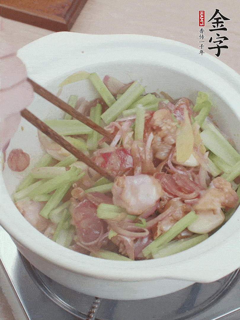 下牛蛙、芹菜、香腸翻炒。