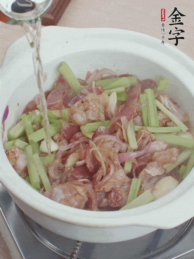 牛蛙變色后，淋點啤酒，加蓋后調(diào)小火燜10分鐘。