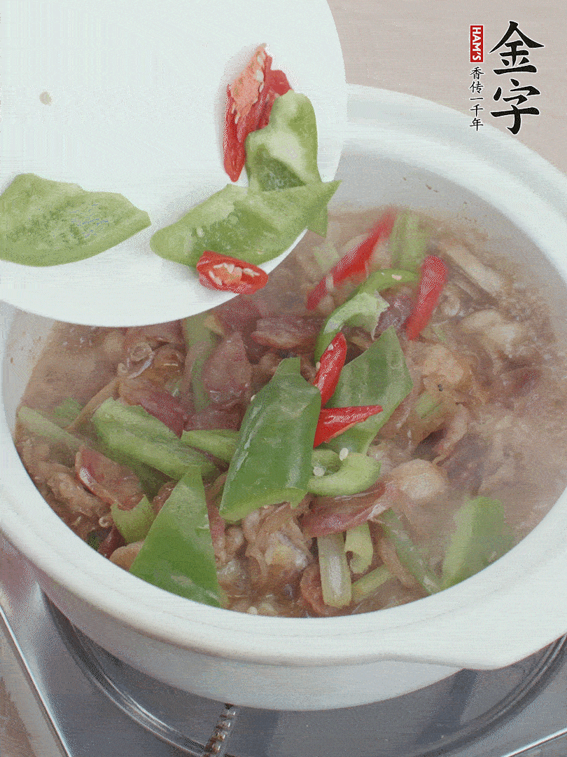 下綠菜椒，翻炒1分鐘。