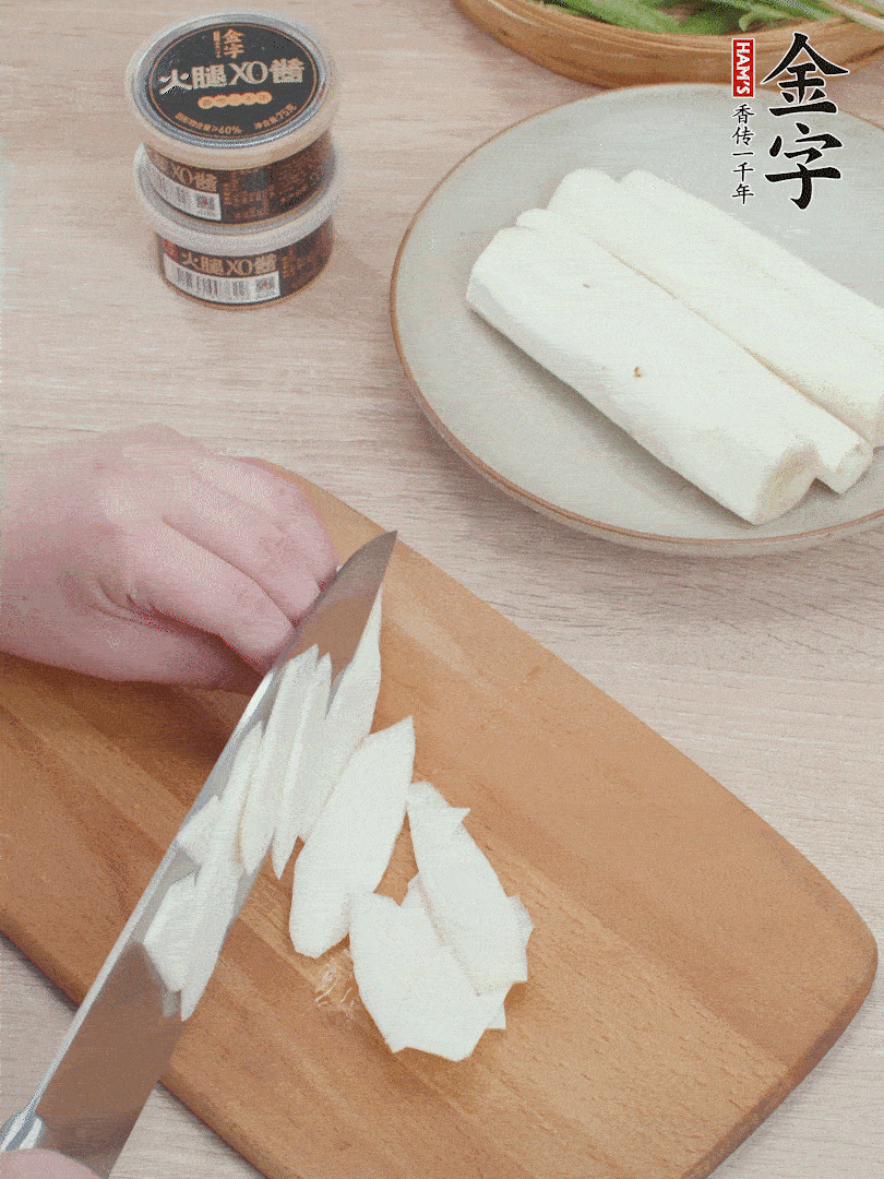 鐵棍山藥去皮，斜刀切片。