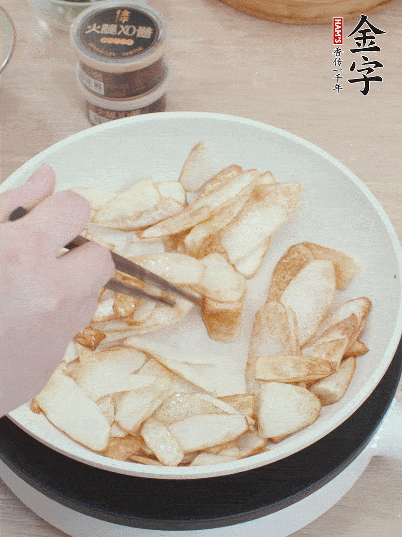 鍋中熱油，山藥煎至兩面金黃。