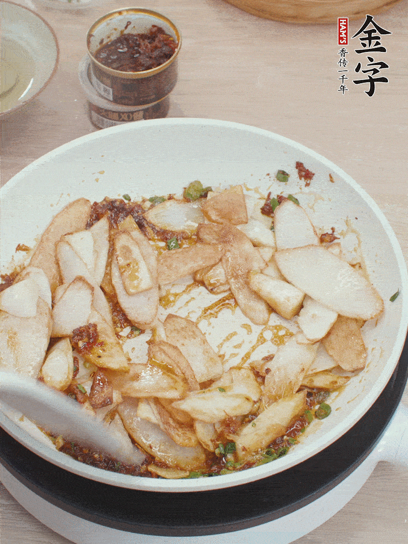 下山藥炒勻，撒蔥花。