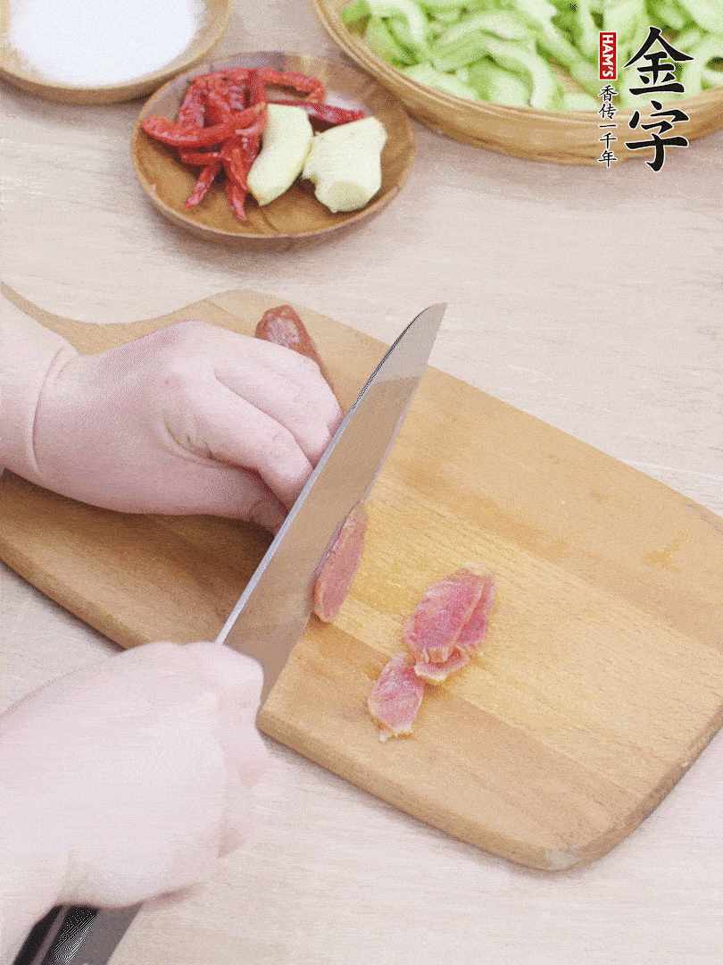 金字土香腸水煮10分鐘，切薄片。