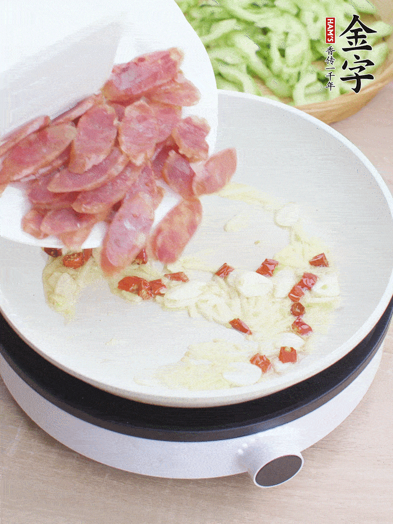 油5成熱時(shí)，姜、蒜、辣椒爆香。