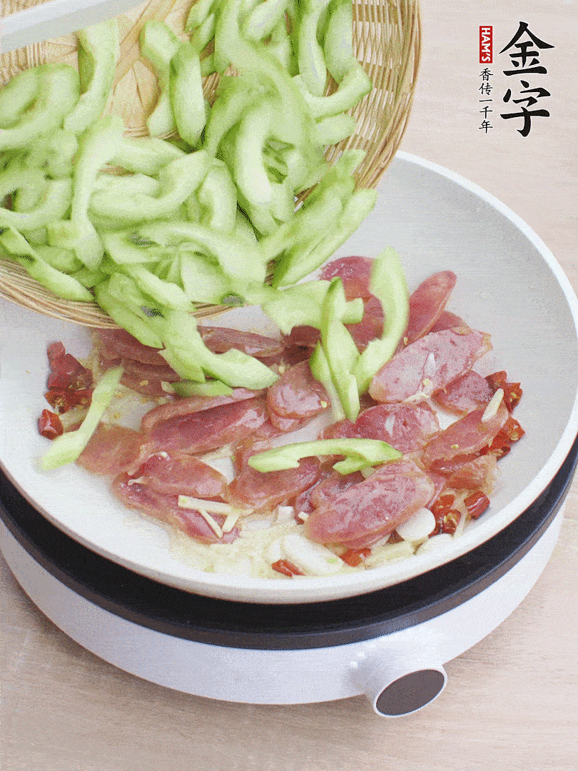 下香腸煸出油脂，放黃瓜翻炒。