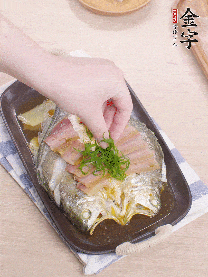 取出姜蔥，淋2勺蒸魚豉油，擺蔥絲。