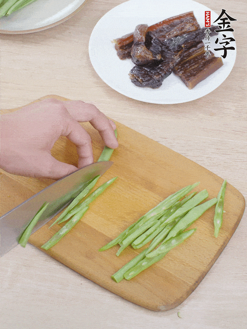 四季豆切絲。