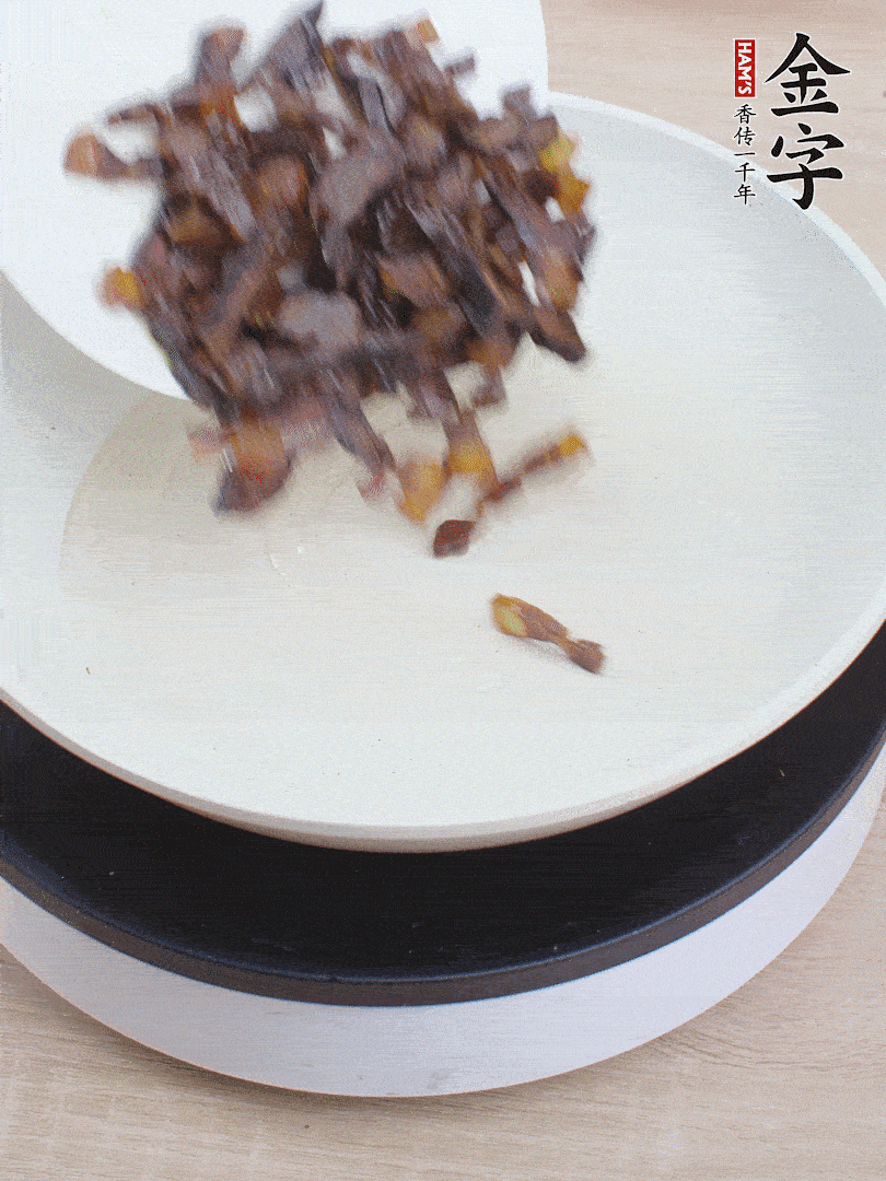 油熱倒醬油肉，編出香味。