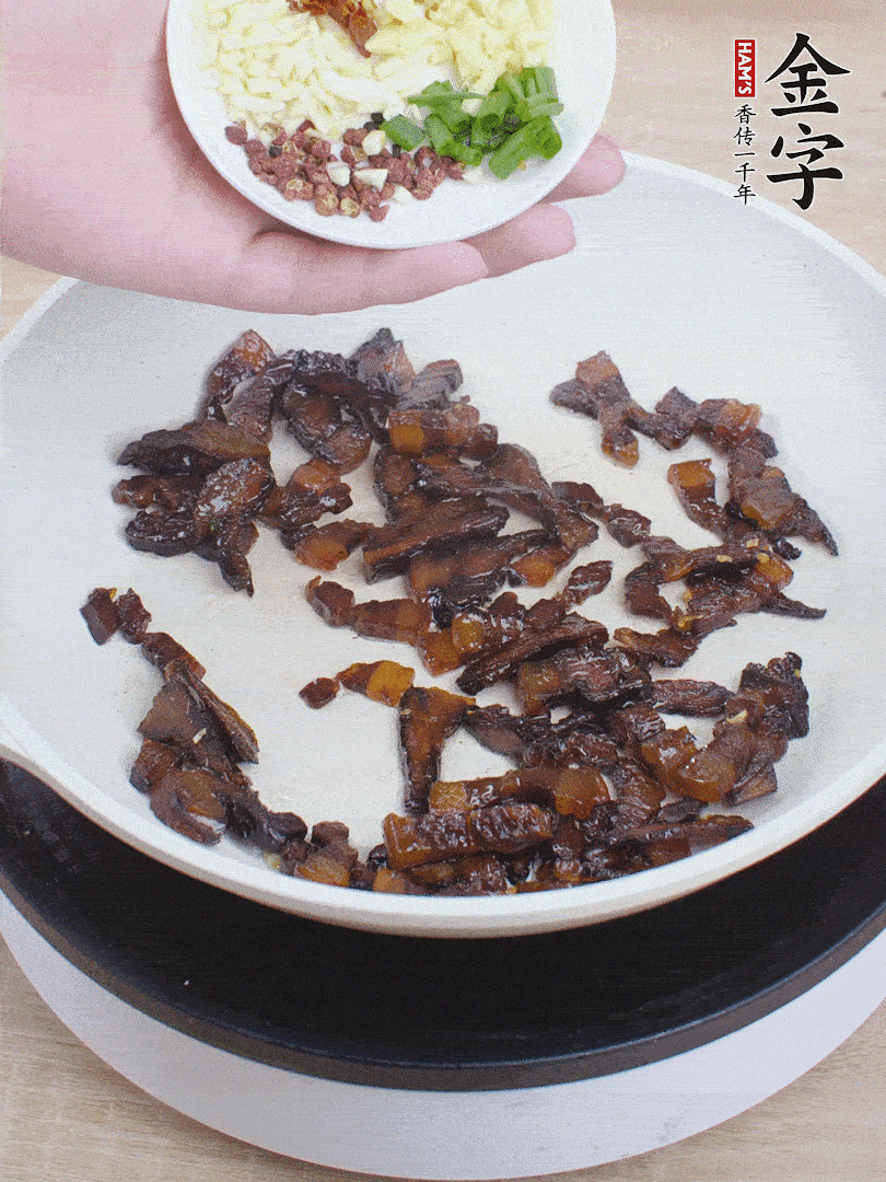 下蔥姜蒜、干辣椒、花椒粒炒香。