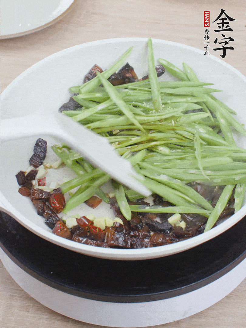 下豆角，生抽、雞精調(diào)味，炒到斷生。