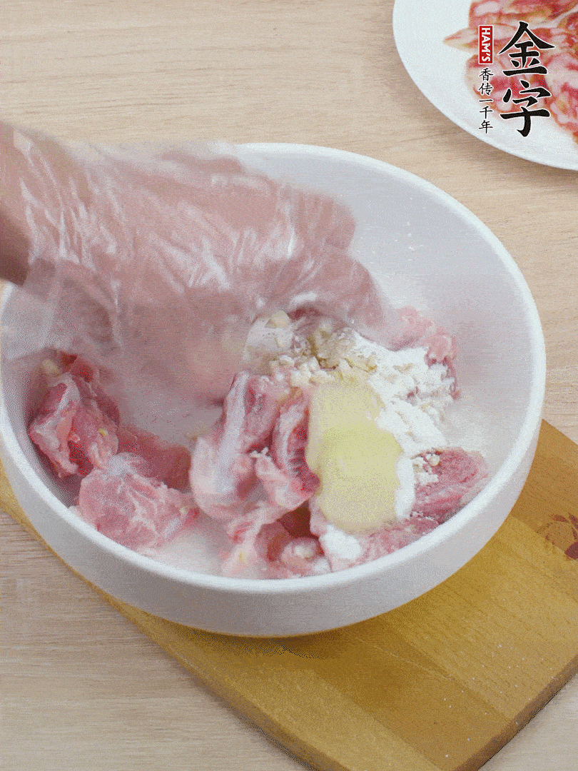 洗凈的小排，加鹽、姜、蒜末、淀粉、胡椒粉抓勻，腌制15分鐘。