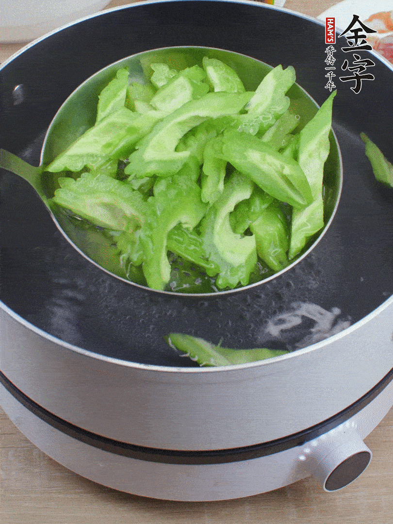 苦瓜去瓤切小塊，開水中加鹽汆燙30秒。