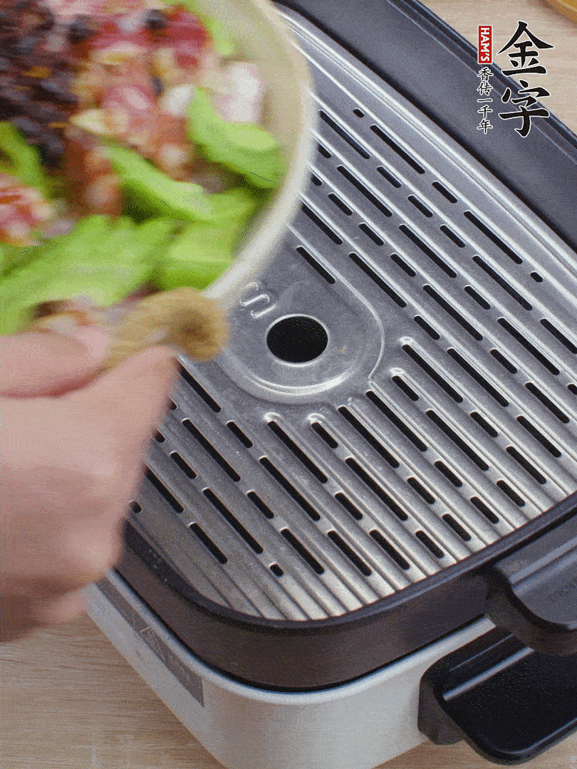 小排、苦瓜、香腸依次碼入，撒上豆豉蒸25分鐘。