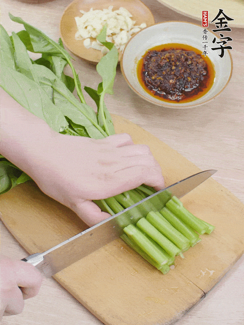 空心菜切段，大蒜拍碎切末。