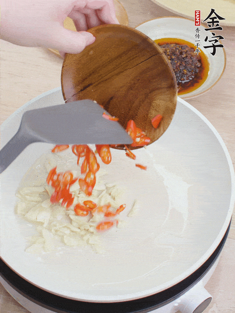 油熱煸香蒜末、辣椒。