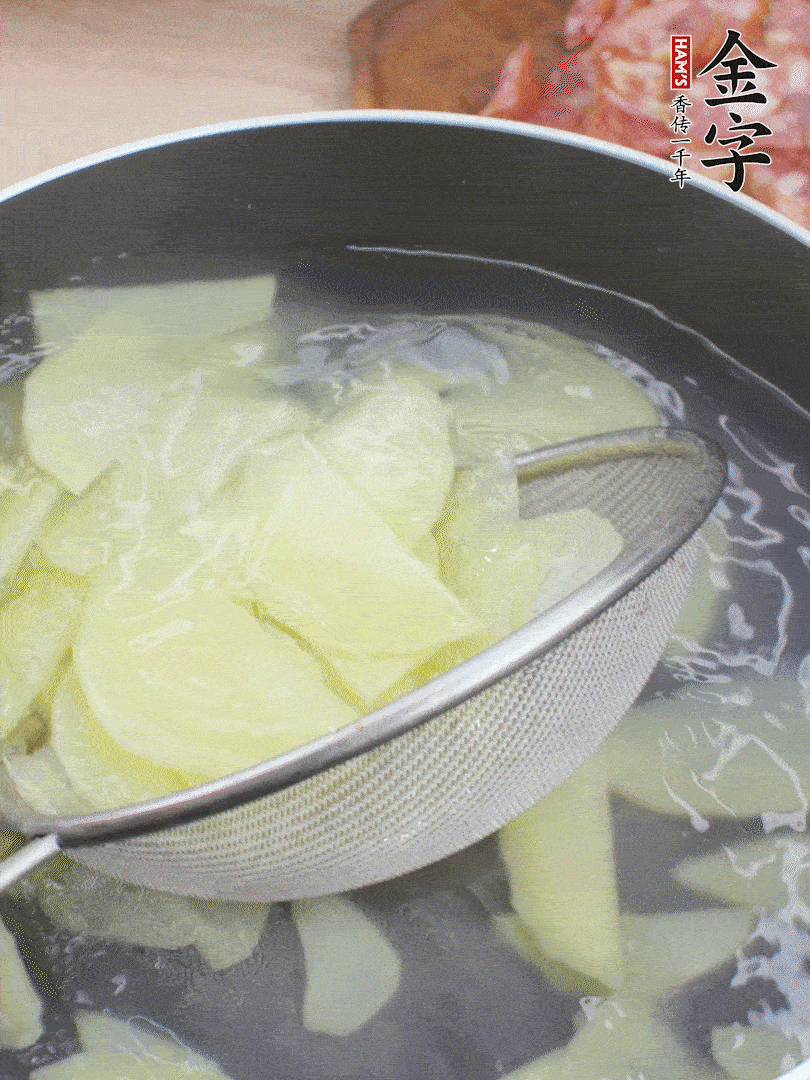 土豆去皮切片，汆燙1分鐘。香腸切薄片。