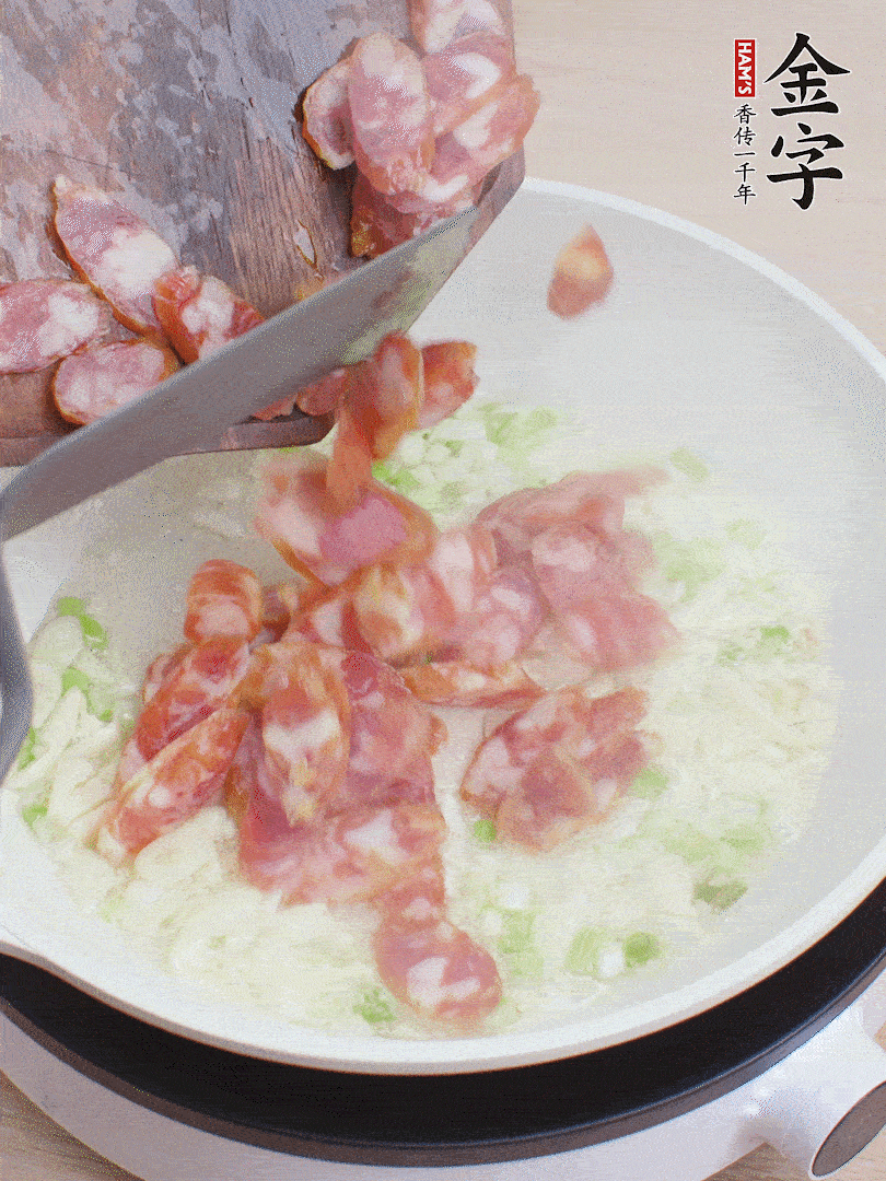 油5成熱，蒜末、蔥白爆香，下香腸炒出香味。