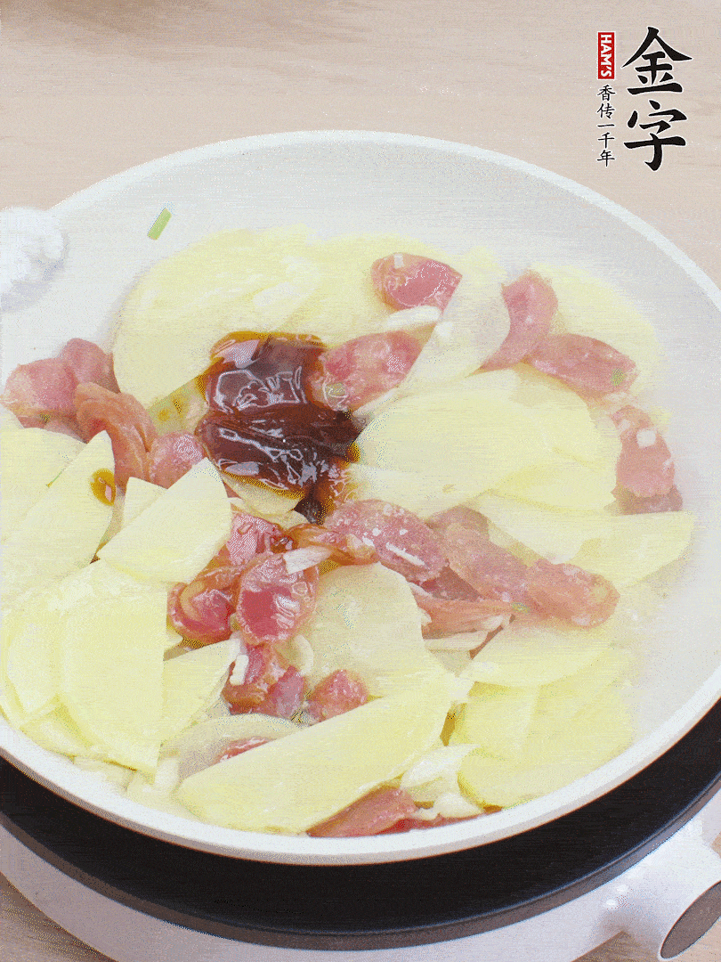 下土豆片，1勺生抽、1勺蠔油、1/3勺鹽、1/3勺糖炒至入味。