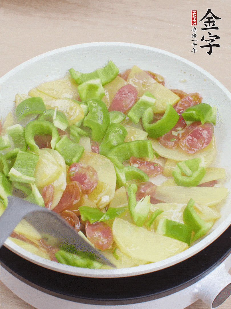 下辣椒翻炒1分鐘。