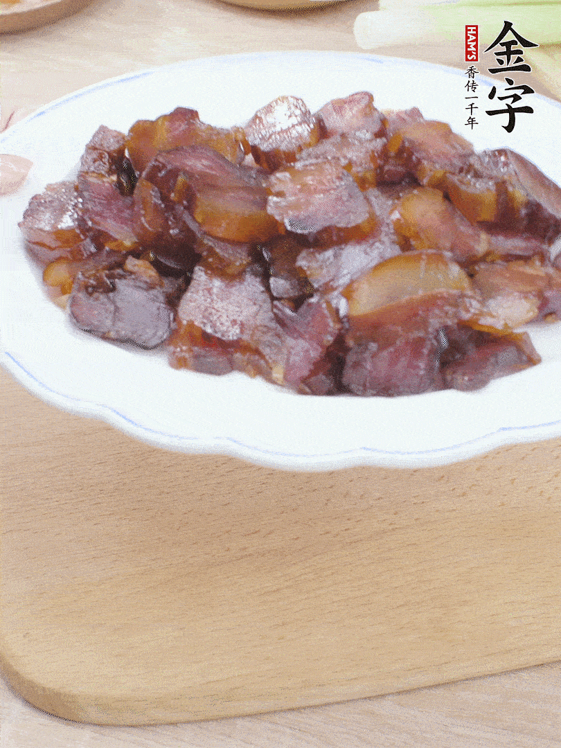 金字醬油肉水煮15分鐘，切薄片。