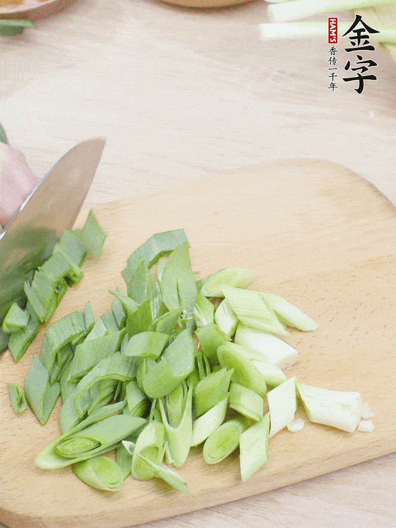 青蒜切段。（蒜白可以拍一下，再斜著切）