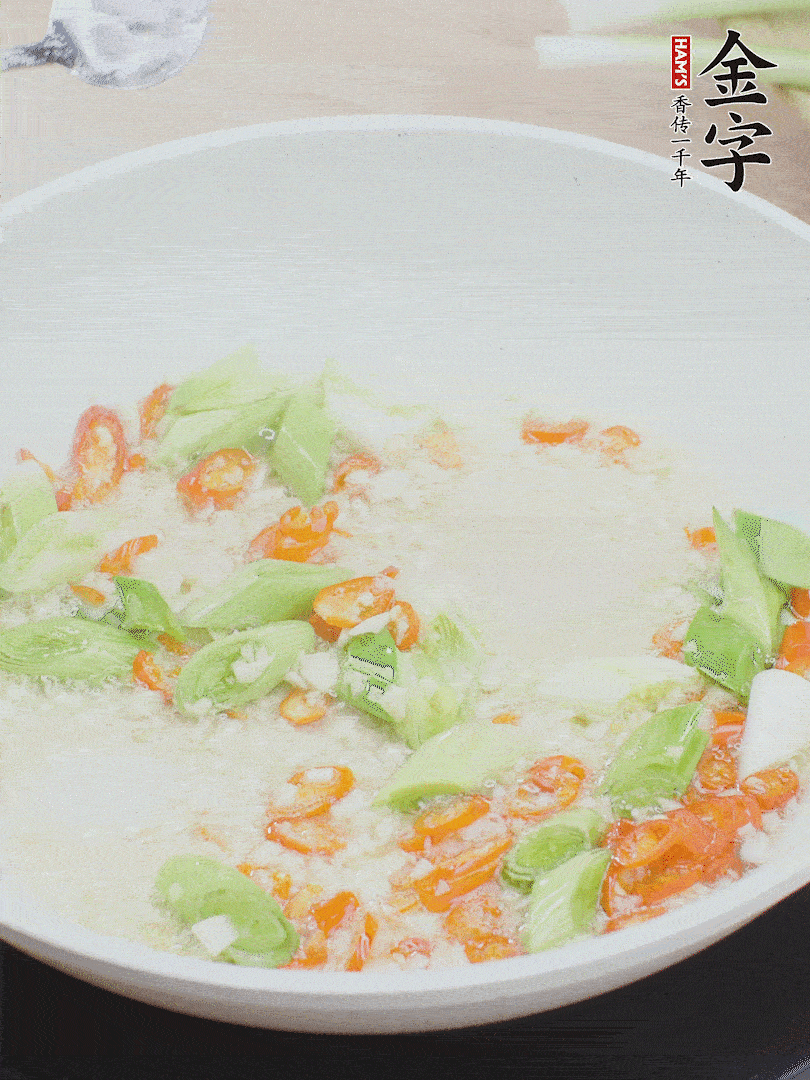 油5成熱時，下蒜末、辣椒、蒜白煸炒。