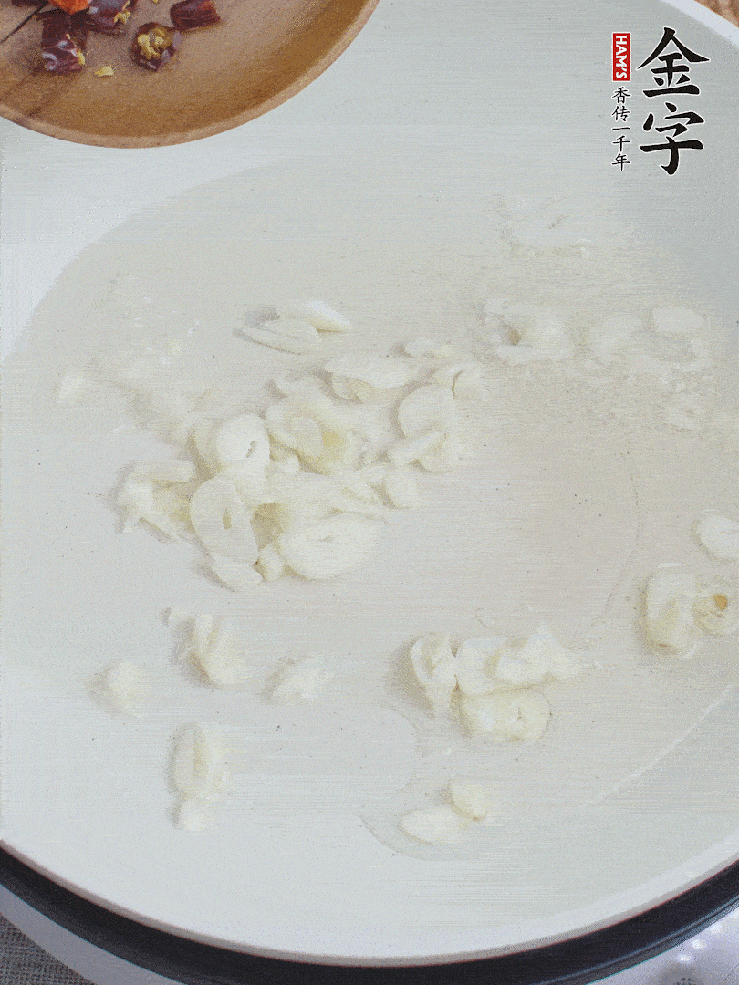 藕去皮，切成1cm見方的丁，放入清水浸泡。美人椒切圈。蒜切成末。