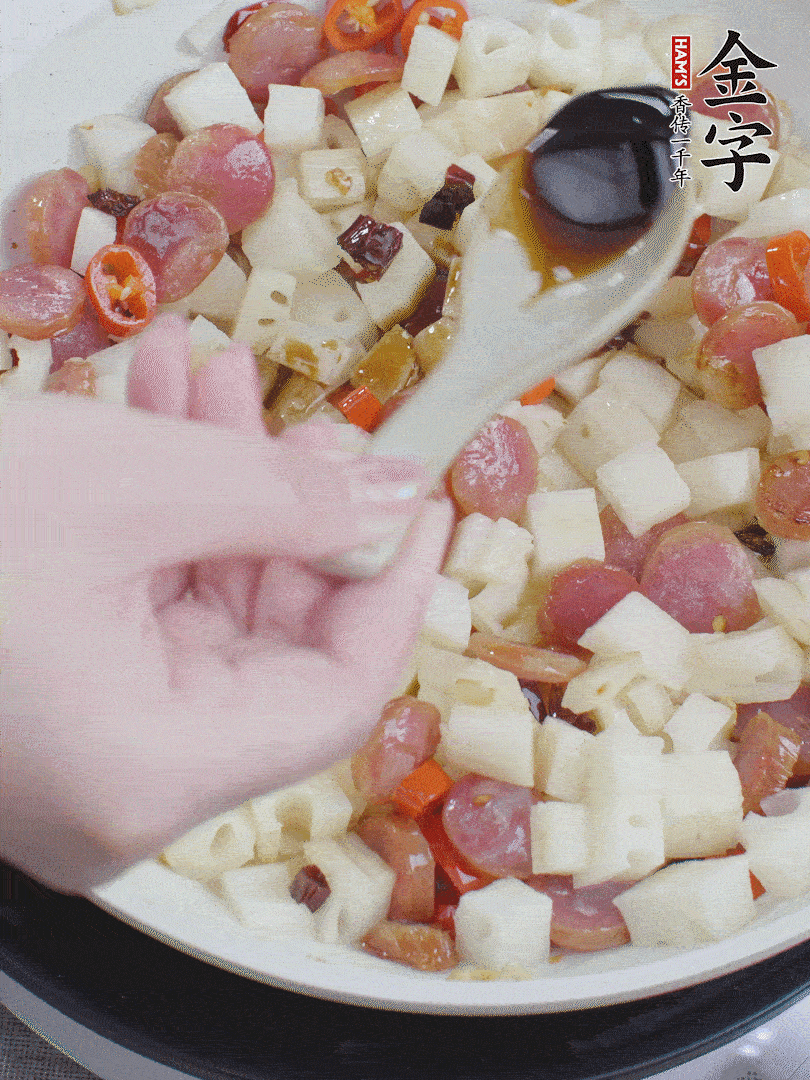 下藕丁，加生抽、香醋、白糖、鹽翻炒均勻。