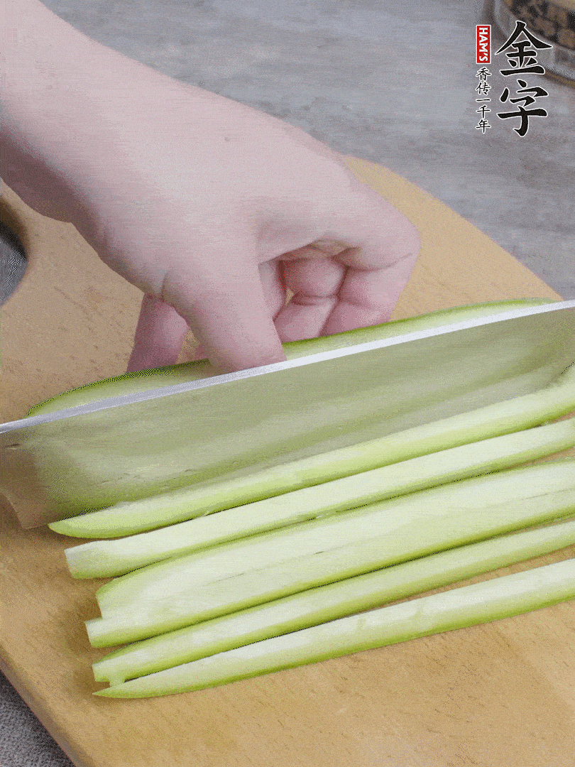 西葫蘆對半切，去瓤切條。