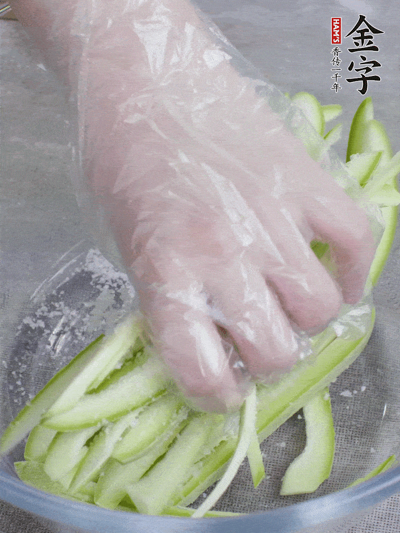 加鹽腌制15分鐘，清洗后擠干水份。