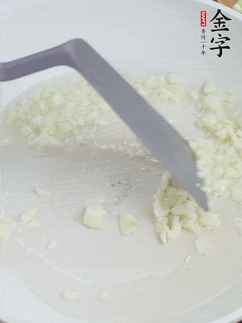 冷鍋熱油，下大蒜煎至兩面微黃。