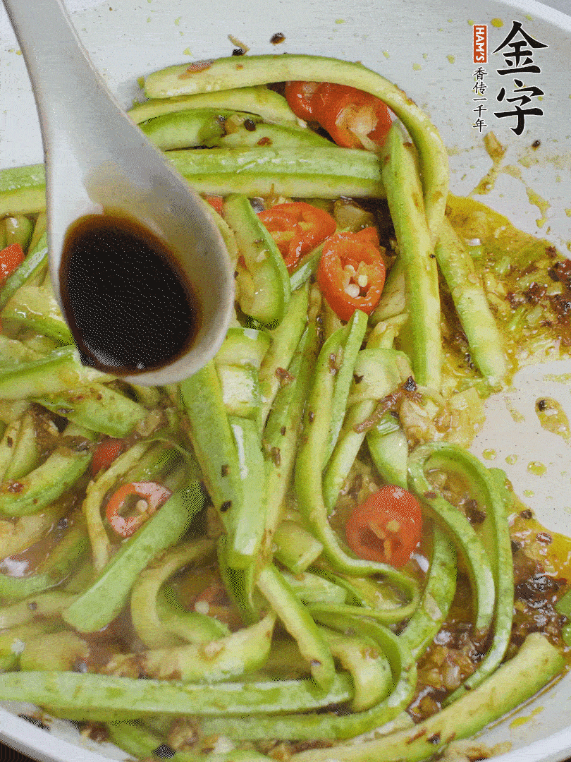 下西葫蘆，加1勺生抽、半勺蠔油、辣椒圈翻炒至斷生。