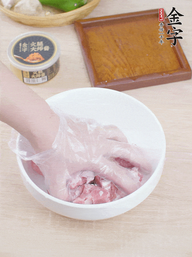 豬小排，加1勺料酒、1勺蠔油、1/3勺白胡椒粉、淀粉，抓拌均勻腌漬30分鐘。青椒去蒂去籽切塊。洋蔥去皮切塊。