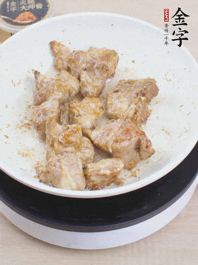 油4成熱，下小排煎炒至邊緣微微發(fā)焦。